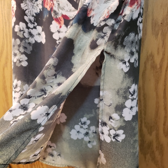 Beautiful semi sheer blouse with zipper in back and side splits. Like new. - Picture 3 of 8